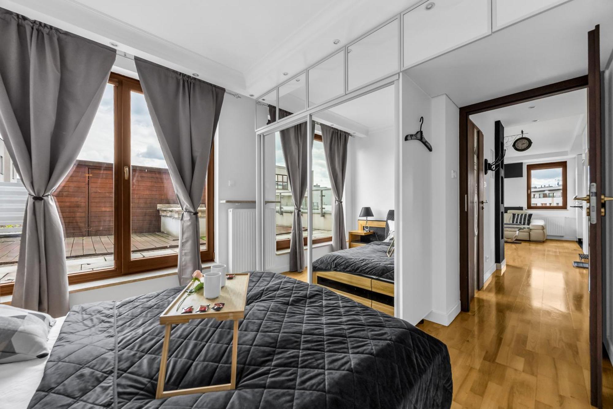 Sokratesa Business - 52m2 Terrace, Parking, Metro Nearby - By Rentujemy *